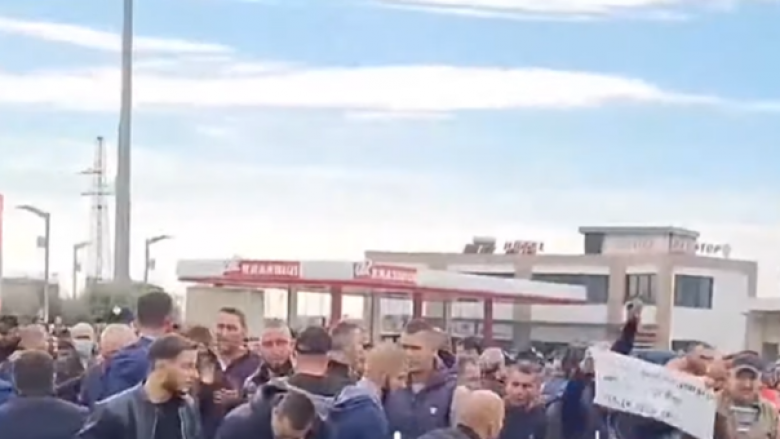 Në Shqipëri fermerët gjatë protestës përplasen me policinë