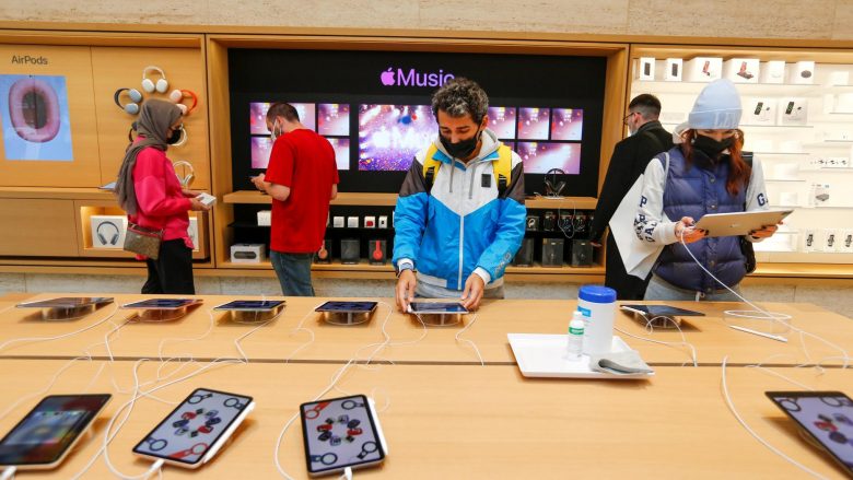 Turqit po investojnë kursimet e tyre në iPhone, Apple po i rrit shumë çmimet