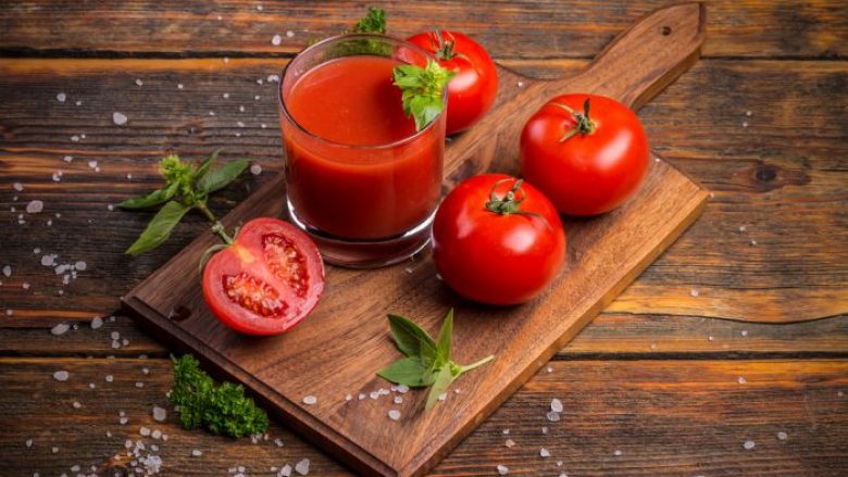 Lëngu i domates është i shëndetshëm, por nuk rekomandohet për të gjithë: Kush nuk duhet ta pijë?