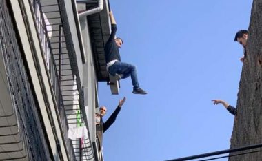 Pas grindjes me gruan, turku ngjitet në kulmin e ndërtesës për të kryer vetëvrasje – përfundon mbi fqinjin dhe i shpëton më të keqes