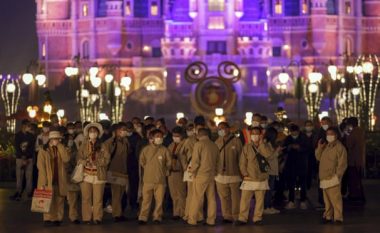 Një grua rezultoi pozitive me coronavirus në Disneyland, 30 mijë vizitorë u karantinuan dhe u testuan gjatë natës