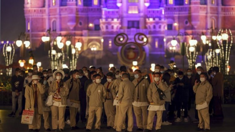 Një grua rezultoi pozitive me coronavirus në Disneyland, 30 mijë vizitorë u karantinuan dhe u testuan gjatë natës