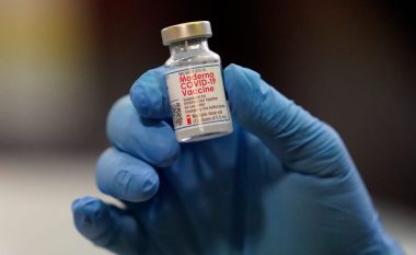 Moderna thotë se mund të lansojë një vaksinë të modifikuar për COVID-19 për variantin Omicron