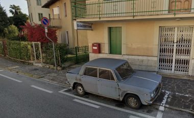 Një veturë e parkuar prej 47 vitesh në të njëjtin vend bëhet atraksion turistik dhe pikë referimi në Itali