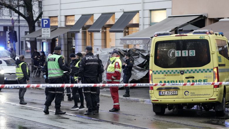 Një burrë me thikë kërcënonte kalimtarët në Oslo të Norvegjisë, vritet me armë zjarri nga policia