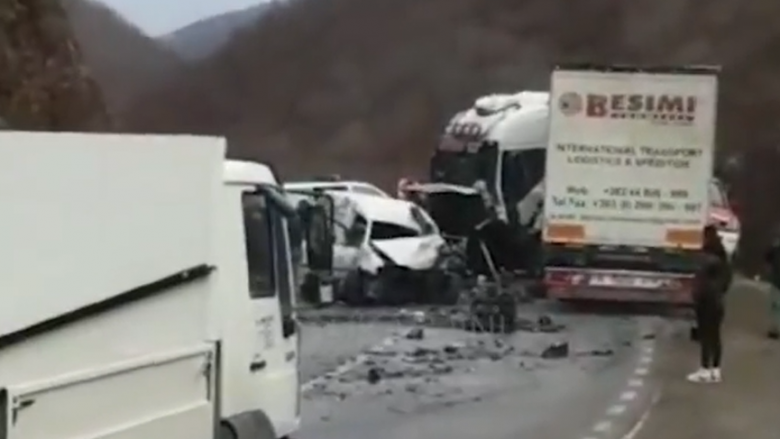 Aksident mes kamionit dhe një veture në Carralevë, lëndohet një person