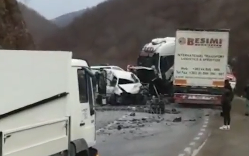 Aksident mes kamionit dhe një veture në Carralevë, lëndohet një person