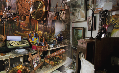Dyqani i profesorit të historisë me eksponate antike