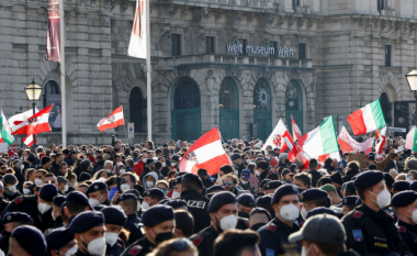 Dhjetëra mijëra njerëz protestojnë në Austri kundër masave të reja të COVID-19