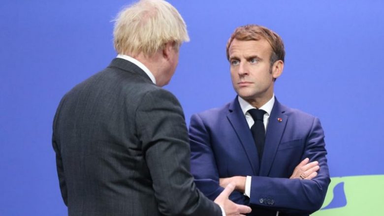 Macron i reagon Johnsonit rreth krizës me emigrantët