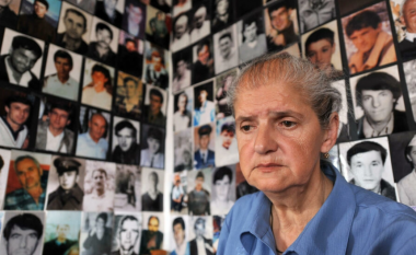 Vdes nëna boshnjake që po kërkonte eshtrat e të birit që vdiq në masakrën e Srebrenicës