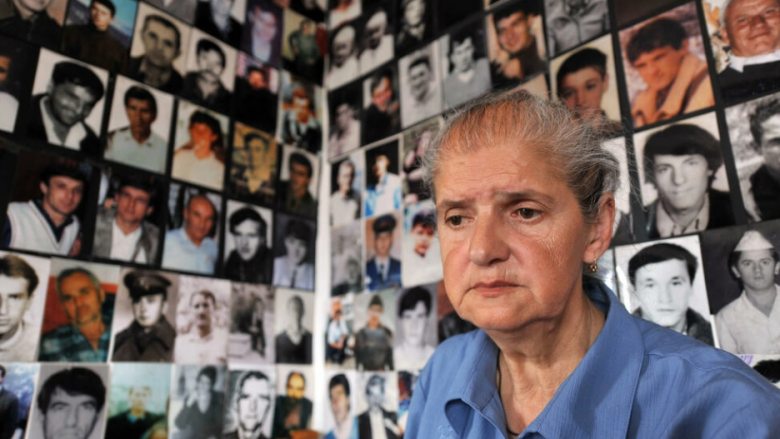 Vdes nëna boshnjake që po kërkonte eshtrat e të birit që vdiq në masakrën e Srebrenicës