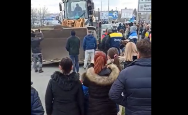 Sulmon njerëzit me ekskavator në protestat masive në Serbi – shoferi pastaj rrahet me grushte me njërin prej demonstruesve