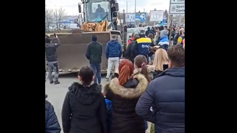 Sulmon njerëzit me ekskavator në protestat masive në Serbi – shoferi pastaj rrahet me grushte me njërin prej demonstruesve