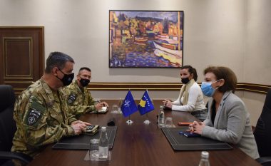 Gërvalla takon komandantin e KFOR-it: Prania e theksuar e ndikimit anti-Kosovë përmes Serbisë, rrezik real për sigurinë në rajon
