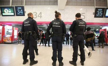 Policia në Paris plagosi rëndë një burrë që i kërcënoi ata me thikë në një stacion treni – sulmuesi dyshohet të ketë bërtitur “Allahu Ekber”