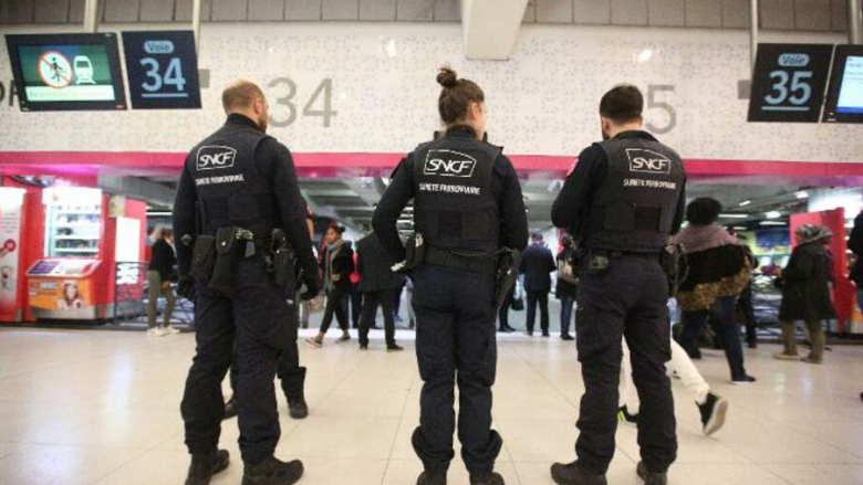 Policia në Paris plagosi rëndë një burrë që i kërcënoi ata me thikë në një stacion treni – sulmuesi dyshohet të ketë bërtitur “Allahu Ekber”