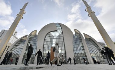 Një person u përpoq t’ia vë zjarrin një xhamie në Gjermani