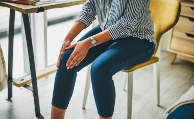 Eksperti zbulon se çfarë u bën vërtet këmbëve qëndrimi ulur në zyrë gjatë gjithë ditës