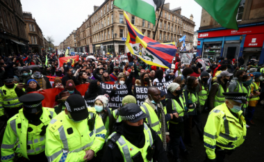Protestuesit vërshojnë rrugëve të Glasgow, Skoci, ku po mbahet konferenca për ndryshimet klimatike COP26