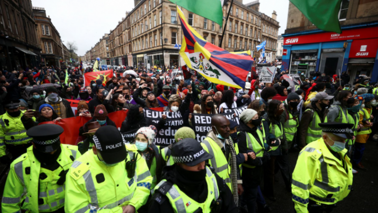 Protestuesit vërshojnë rrugëve të Glasgow, Skoci, ku po mbahet konferenca për ndryshimet klimatike COP26