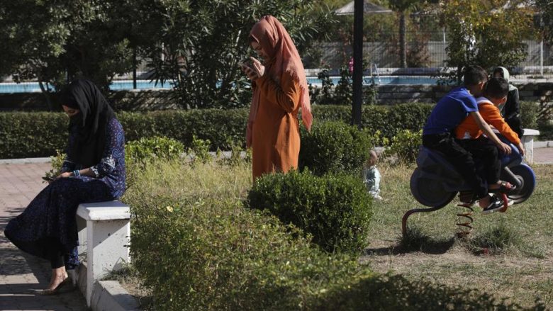 AP: Afganët e shijojnë Shqipërinë, por sytë i kanë drejt Kanadasë