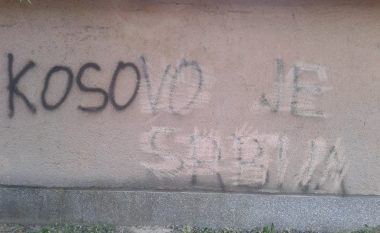 Mbishkrime “Kosova është Serbi” në Hoqë të Madhe, policia nis hetimet
