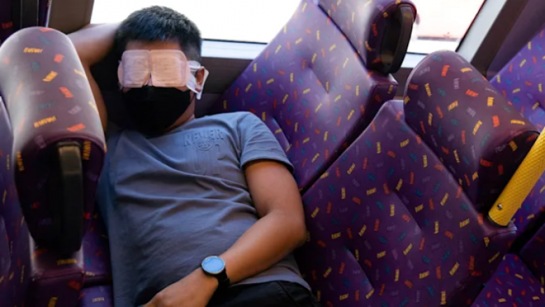 Për të fjetur të qetë për rreth pesë orë, qytetarët në Hong Kong pagujnë për një shëtitje me autobus pa destinacion