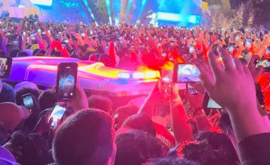 Festivali “Astroworld”: Travis Scott thuhet se ndaloi performancën për të ndihmuar fansat