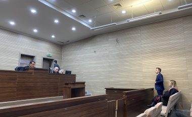 Ilir Tolaj kërkon të shtyhet seanca pasi nuk dëshiron të përfaqësohet nga avokatja zëvendësuese e mbrojtësit të tij, gjykata refuzon