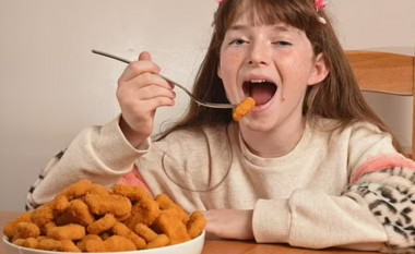 Britanikja me ‘fobi’ ndaj ushqimeve ka ngrënë për një dekadë vetëm ‘chicken nuggets’