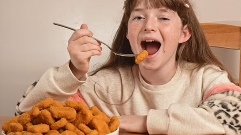 Britanikja me ‘fobi’ ndaj ushqimeve ka ngrënë për një dekadë vetëm ‘chicken nuggets’