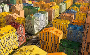 Ky është kompleksi në Kiev që duket si një qytet LEGO i jetës reale