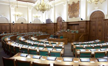 Letonia ‘bllokon’ deputetët e pavaksinuar