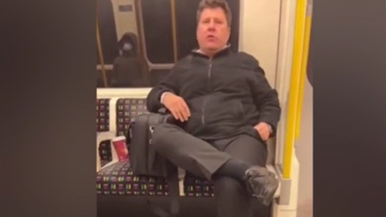 Po lexonte Kuranin me zë në metronë e Londrës, pasagjeri mysliman kritikohet nga udhëtari përballë tij