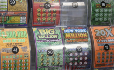 Gruaja në SHBA fiton 200 mijë dollarë në lotari pikërisht në ditën kur doli në pension
