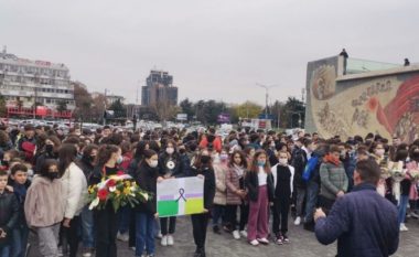 Nxënësit e shkollë “Ismail Qemali” marshuan për nder të 5 nxënësve që humbën jetën në aksidentin tragjik