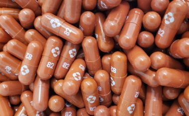 Kompania Merck thotë se pilula e saj kundër COVID-19 duhet të jetë efektive kundër variantit Omicron