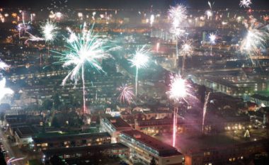 Qeveria e Holandës po shqyrton ndalimin e fishekzjarrëve gjatë Vitit të Ri