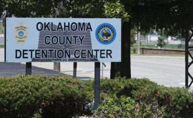Ish-të burgosurit në Oklahoma thonë se oficerët i “torturuan” ata duke i detyruar të dëgjojnë këngën “Baby Shark”