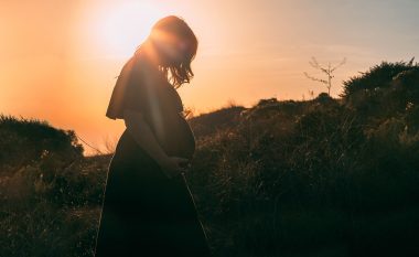Studimi: Qëndrimi në diell në fillim të shtatzënisë mund të sjell përfitime të shumta