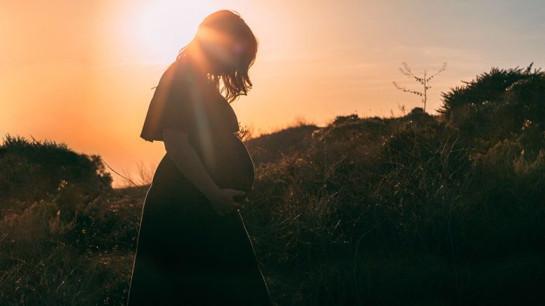 Studimi: Qëndrimi në diell në fillim të shtatzënisë mund të sjell përfitime të shumta