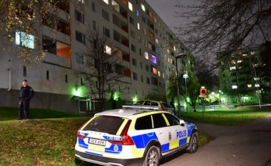 Tmerr në Stokholm, dy fëmijë ranë nga një ndërtesë shumëkatëshe – dyshohet se babai i tyre i goditi me thikë dhe më pas i hodhi nga dritarja