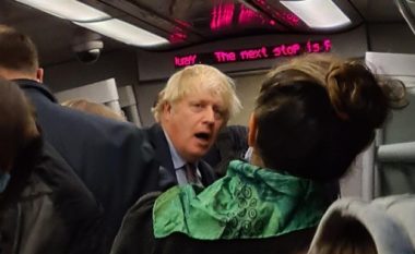 Boris Johnson kapet përsëri pa maskë, tani në një tren të mbushur me njerëz
