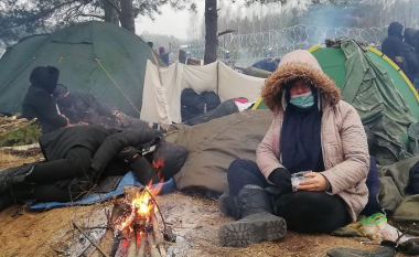 Emigrantët në kufirin Bjellorusi-Poloni po përballen me hipotermi, uri dhe helmim nga ushqimet
