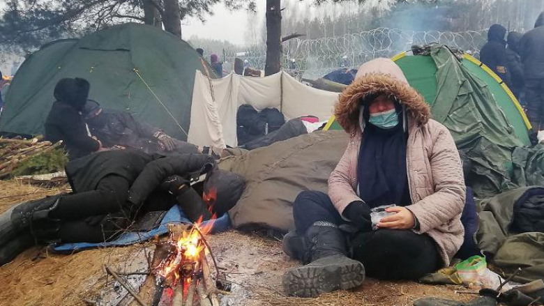 Emigrantët në kufirin Bjellorusi-Poloni po përballen me hipotermi, uri dhe helmim nga ushqimet