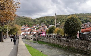 Një muaj paraburgim tre të dyshuarve për tentim-grabitjen e argjendarisë në Prizren