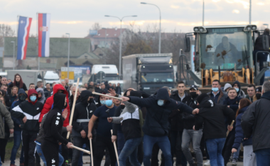 Situatë dramatike në protestat e një qyteti në Serbi – disa persona sulmojnë me shkopinj protestuesit