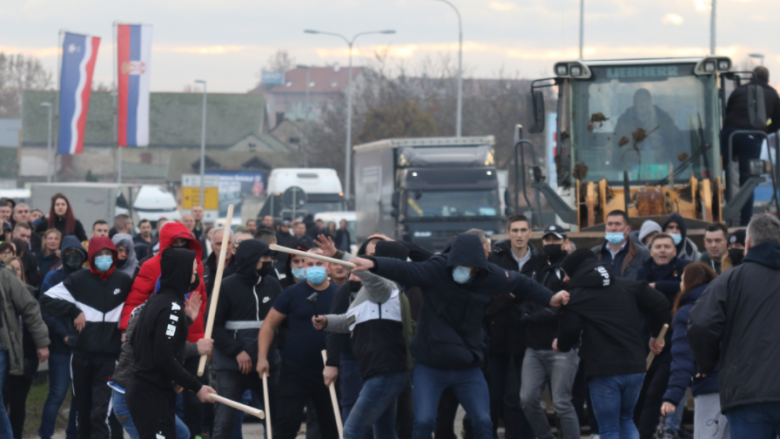 Situatë dramatike në protestat e një qyteti në Serbi – disa persona sulmojnë me shkopinj protestuesit