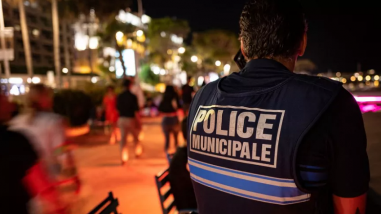 Një oficer policie sulmohet me thikë në Kanë të Francës, “neutralizohet” i dyshuari